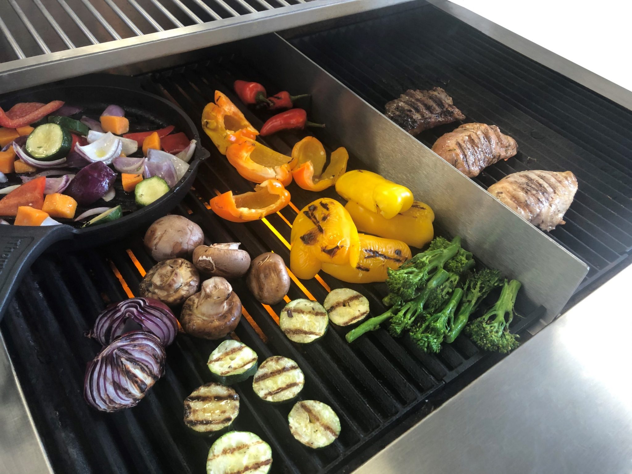 Synergy grill divider with vegetables and meat
